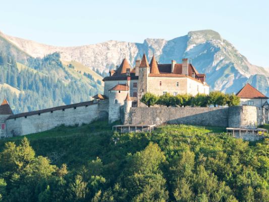 Partez avec nous à la découverte des châteaux suisses, ces forteresses médiévales qui se dresse 