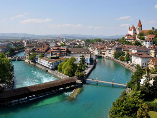 Lake Thun, the Aare, a stunning mountain panorama and a medieval town. 