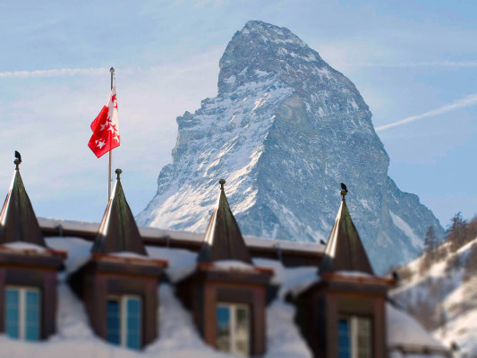 Mitten im Winter-Wunderland Zermatt erwarten Sie das Monte Rosa und das Mont Cervin Palace. 