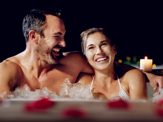 Trinquer au champagne dans la baignoire, prendre le petit-déjeuner au lit ou se détendre dans le j 