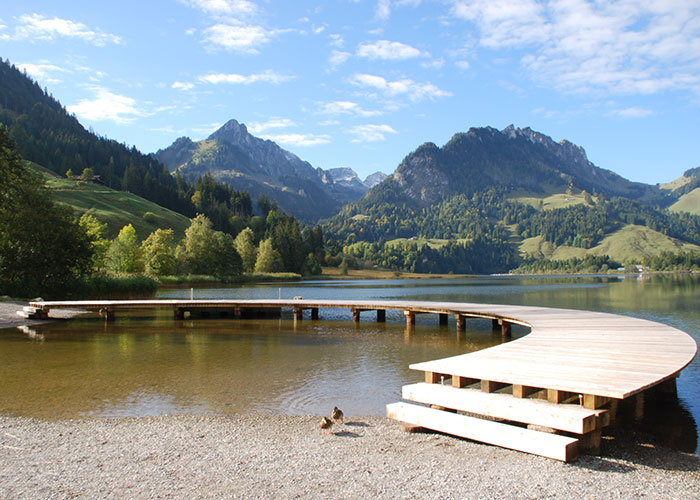 Die schönsten Hotels in Freiburg, Schweiz-Schwarzsee  Der im Senseland gelegene Schwarzsee, auf Französisch Lac Noir, ist mit seiner maximale